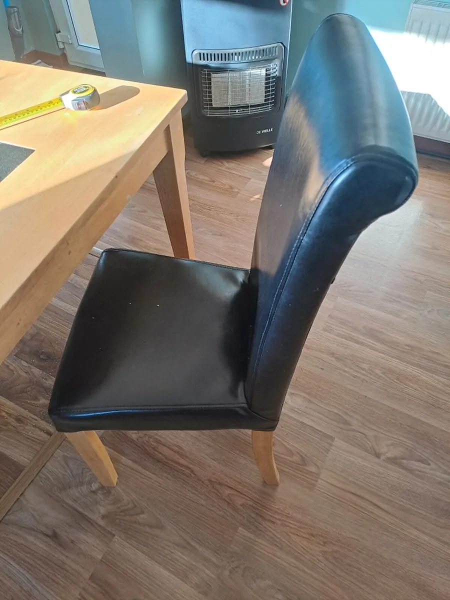 Table and chairs - Image 2