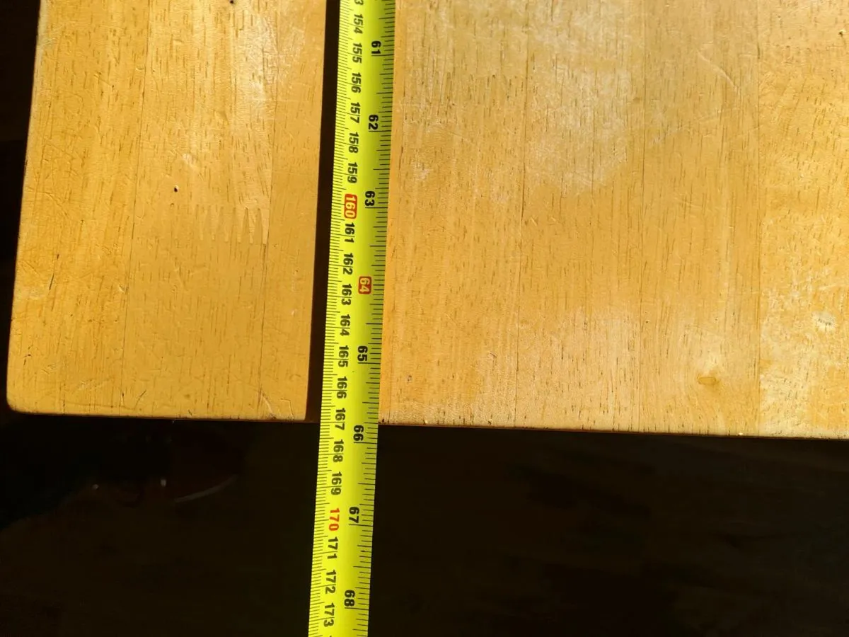 Table and chairs - Image 3