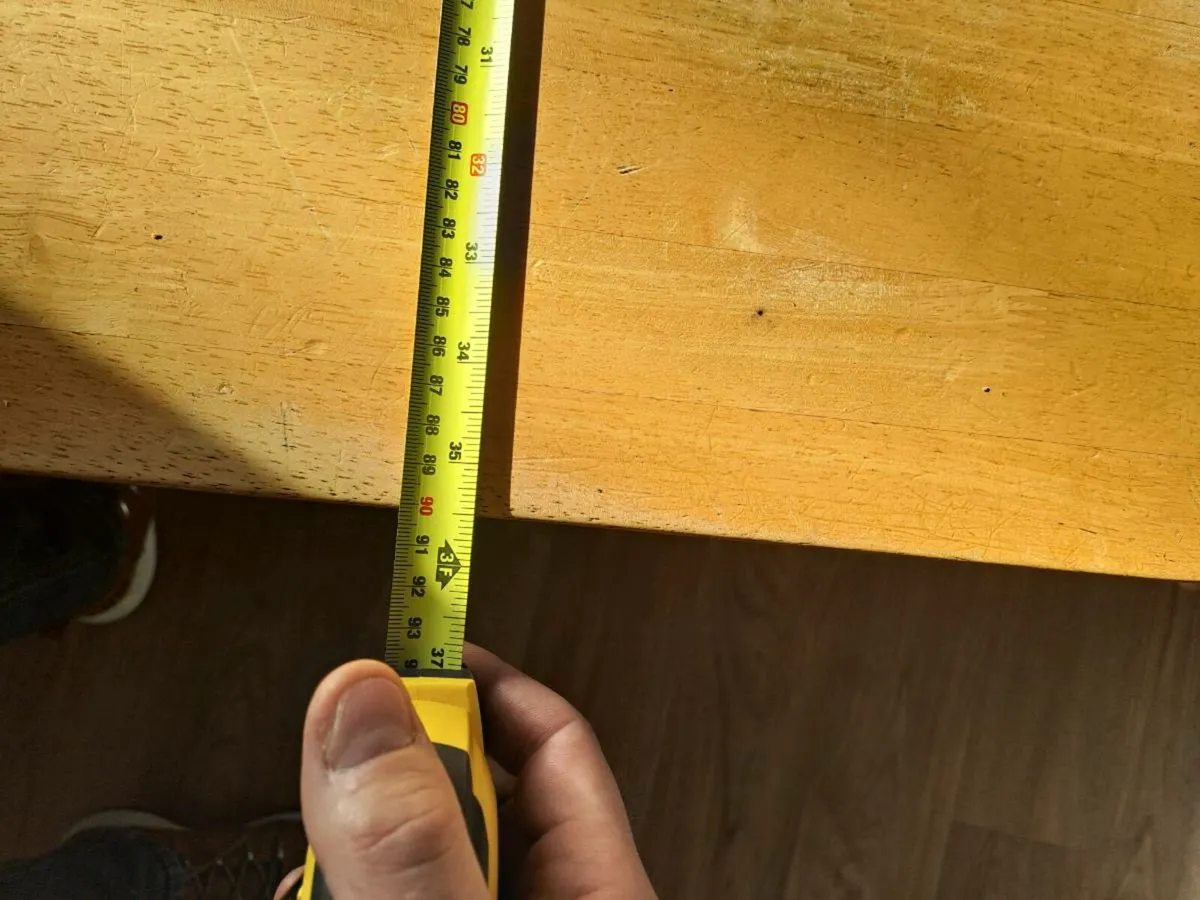 Table and chairs - Image 4