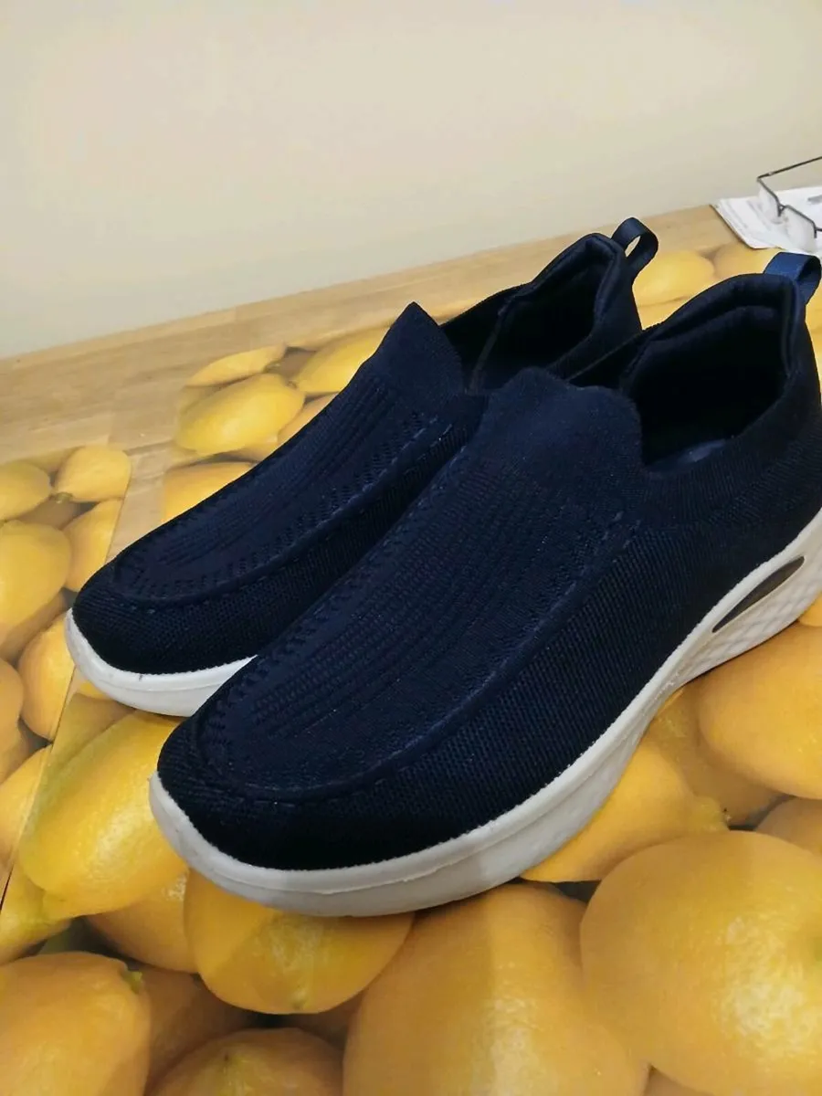 Gents casual walking shoes size 43. - Image 1