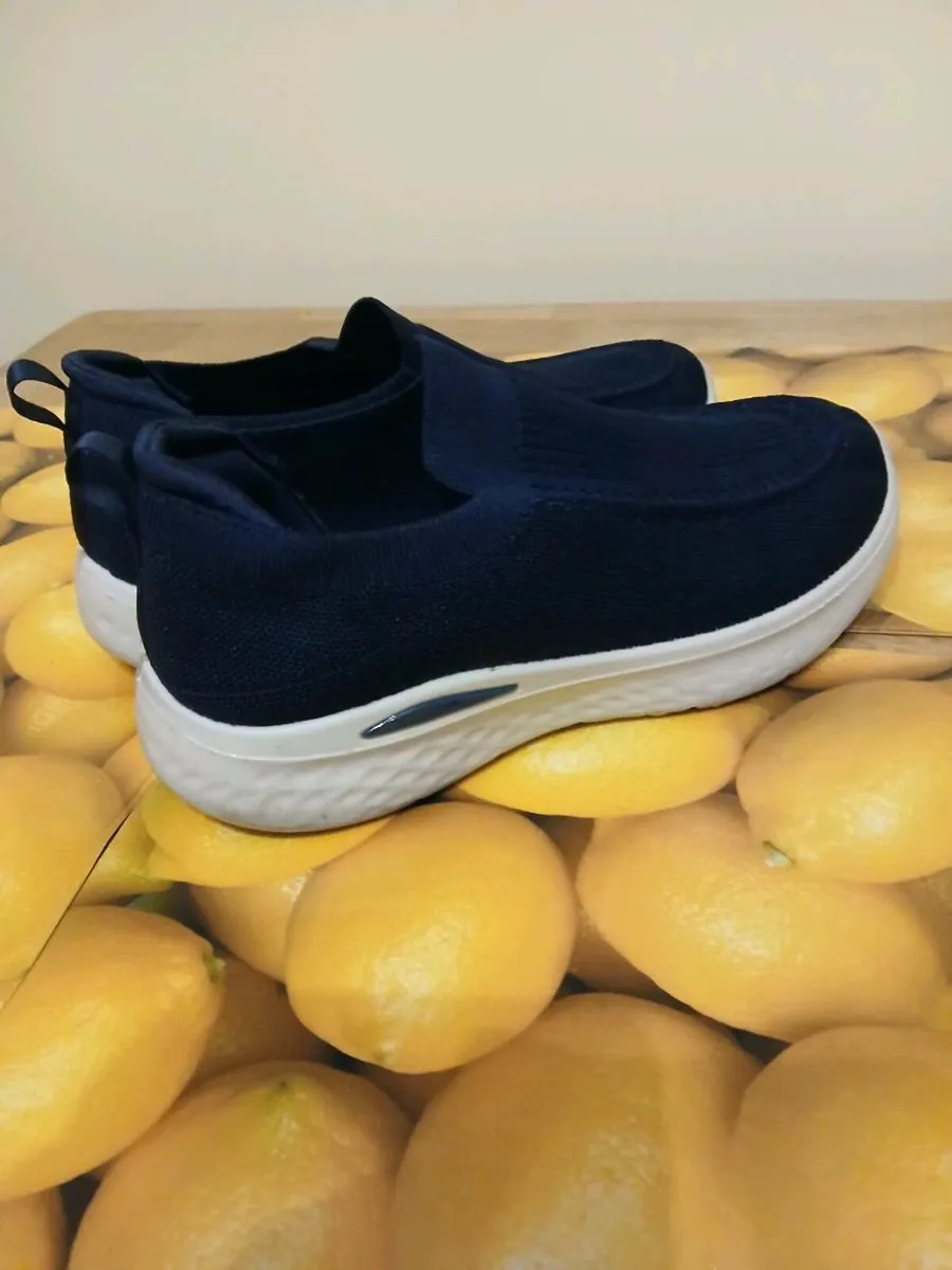 Gents casual walking shoes size 43. - Image 4