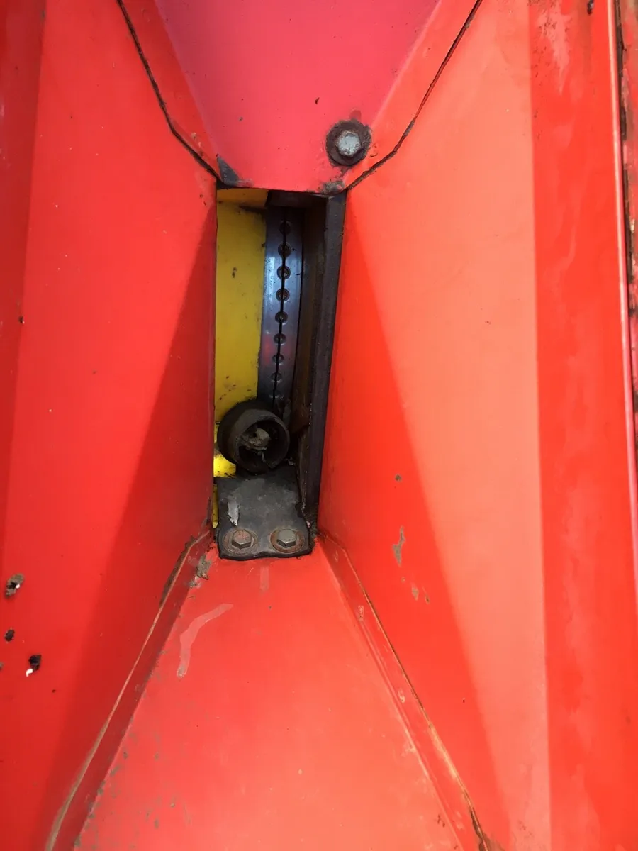 Matco 6 row beet drill - Image 3