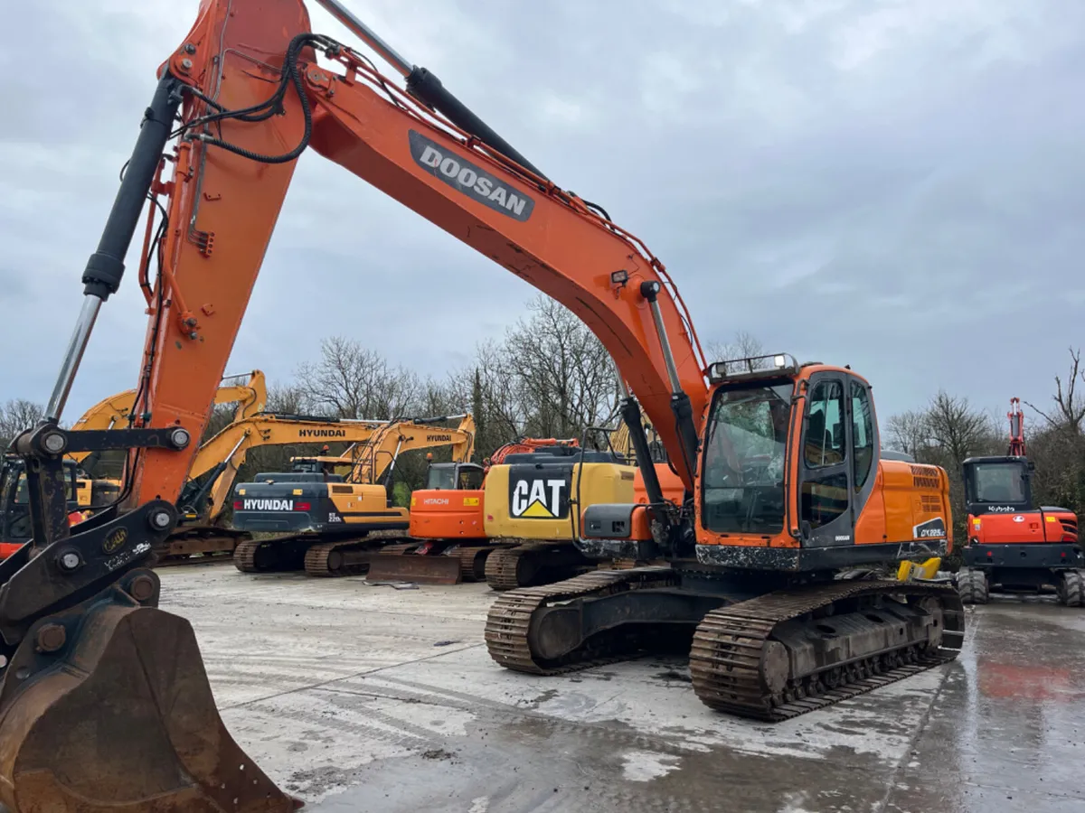 2017 Doosan DX225LC-3 - Image 2