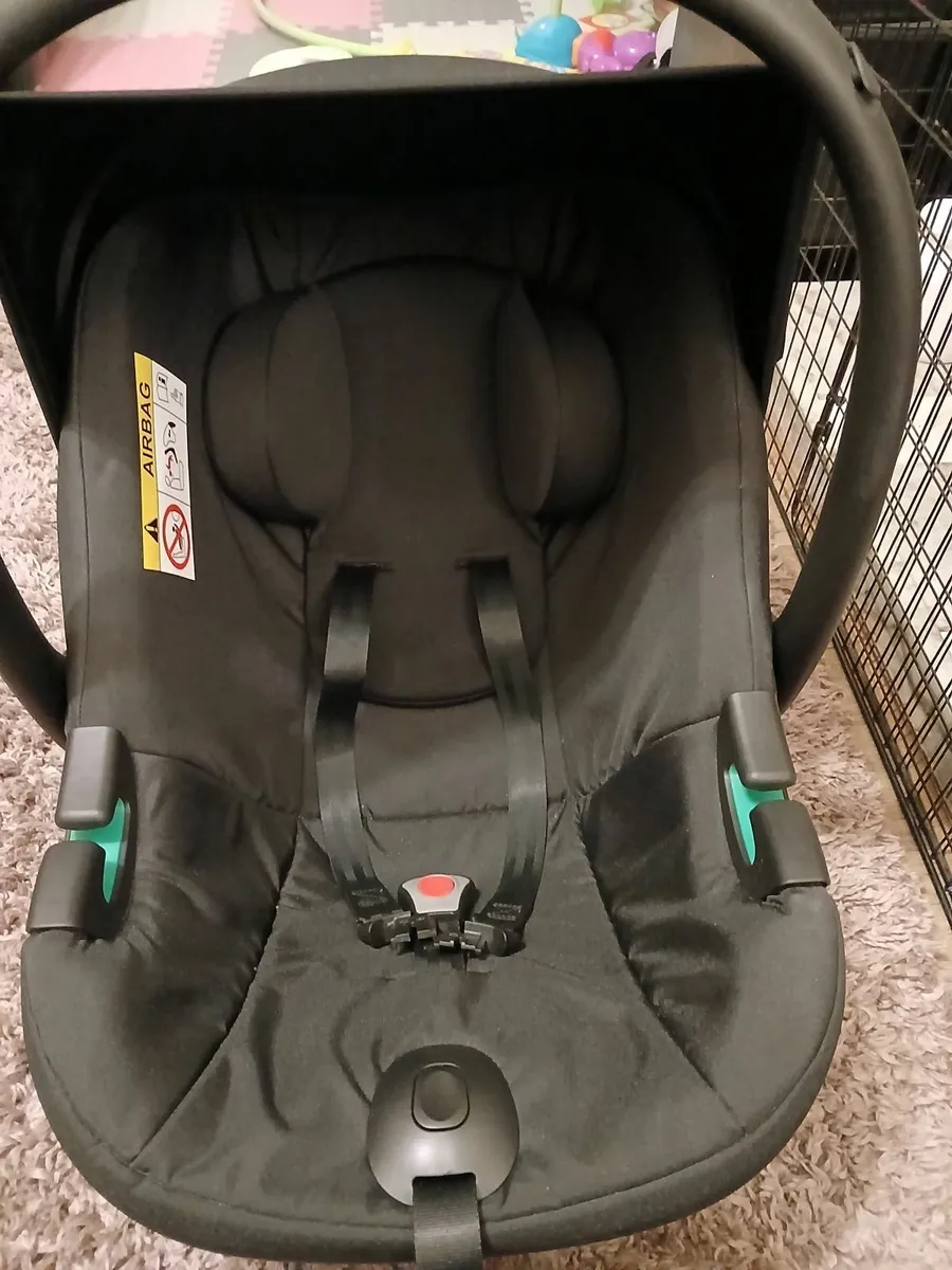 Baby car seat and isofix base - Image 2