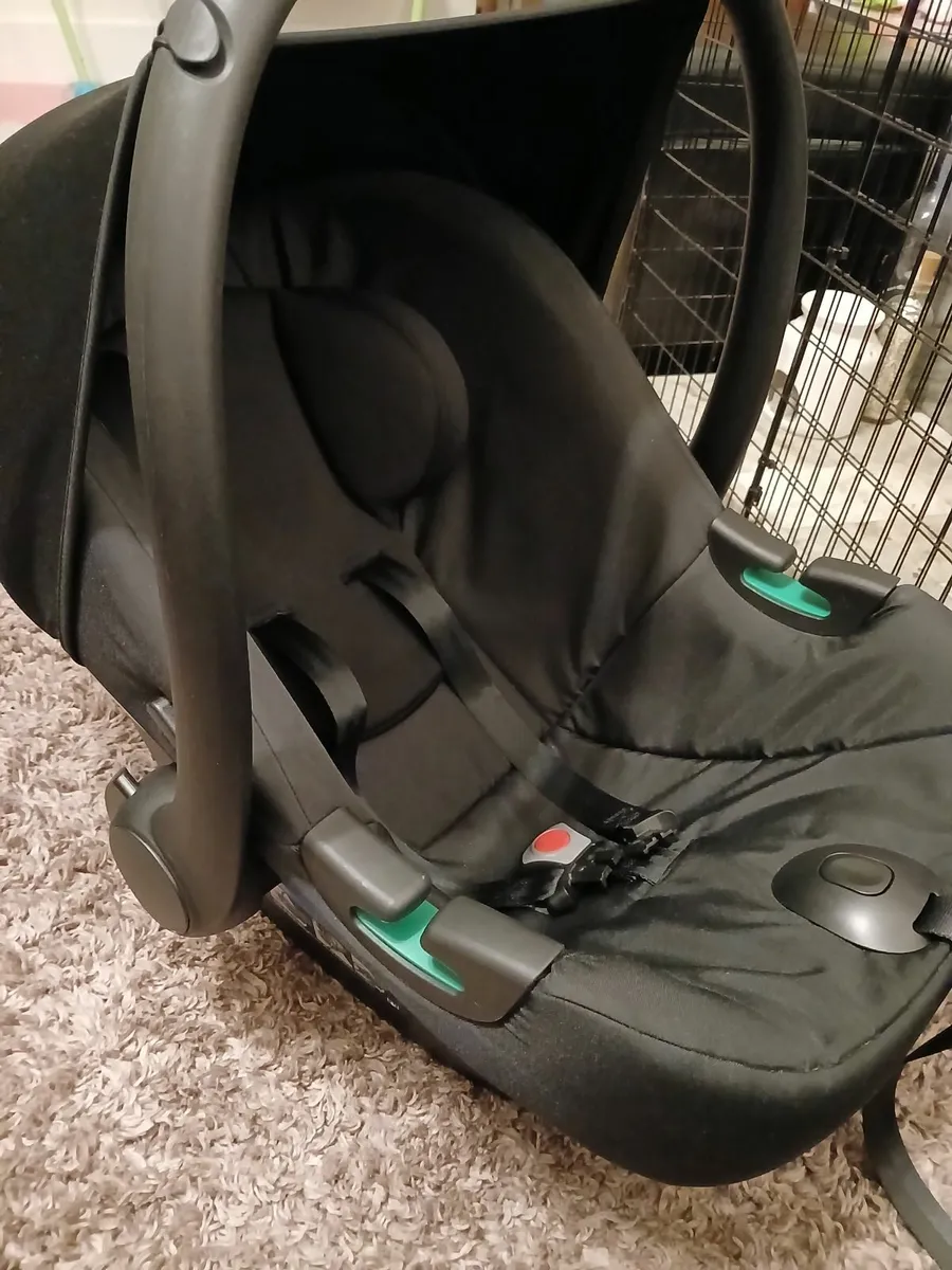 Baby car seat and isofix base - Image 1