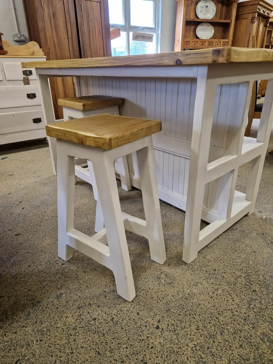 Large rustic style kitchen island, matching stools - Image 2
