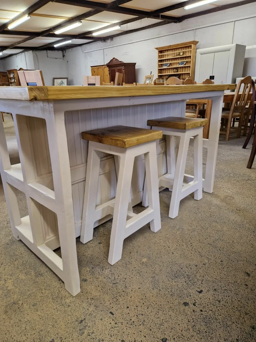 Large rustic style kitchen island, matching stools - Image 3