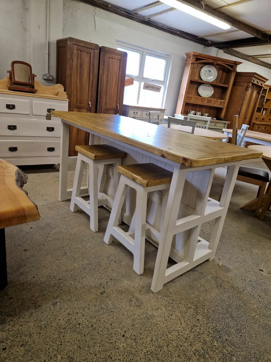 Large rustic style kitchen island, matching stools - Image 1
