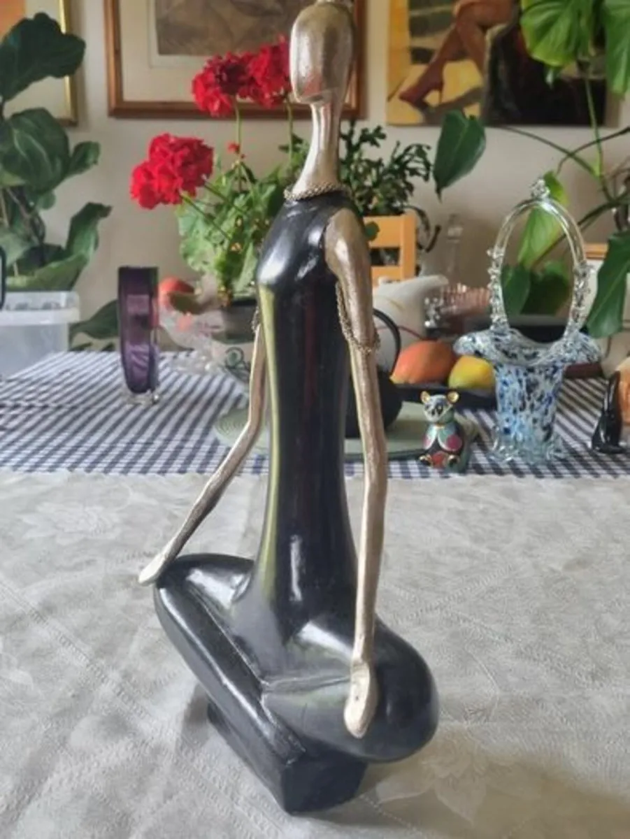 Vintage figurine of a meditating woman - Image 4