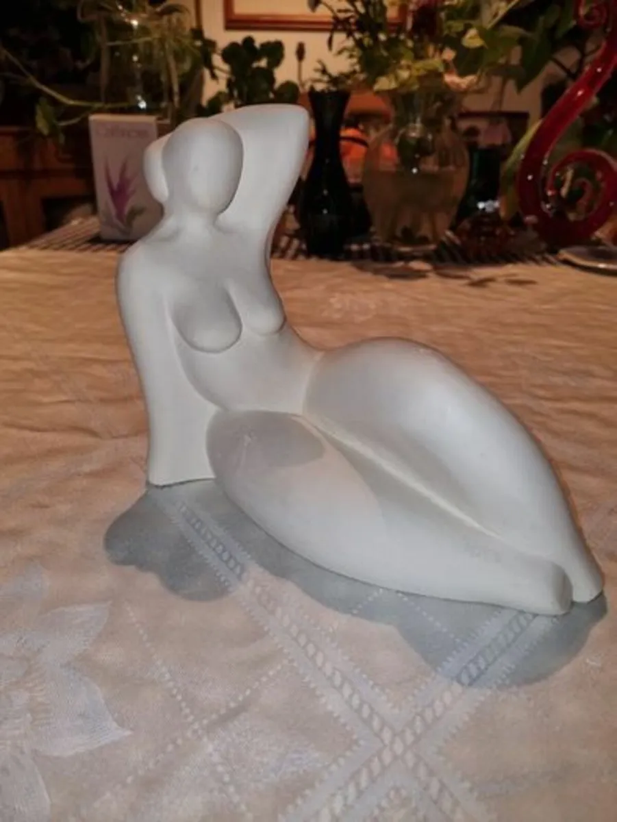 Female figurine made of white stone - Artistorika - Image 1