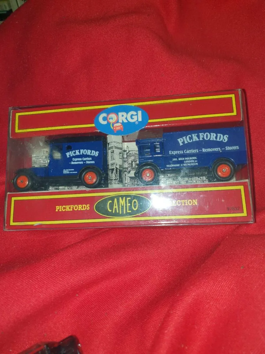 1991...CORGI PICKFORDS DIE.CAST MODEL SET ..