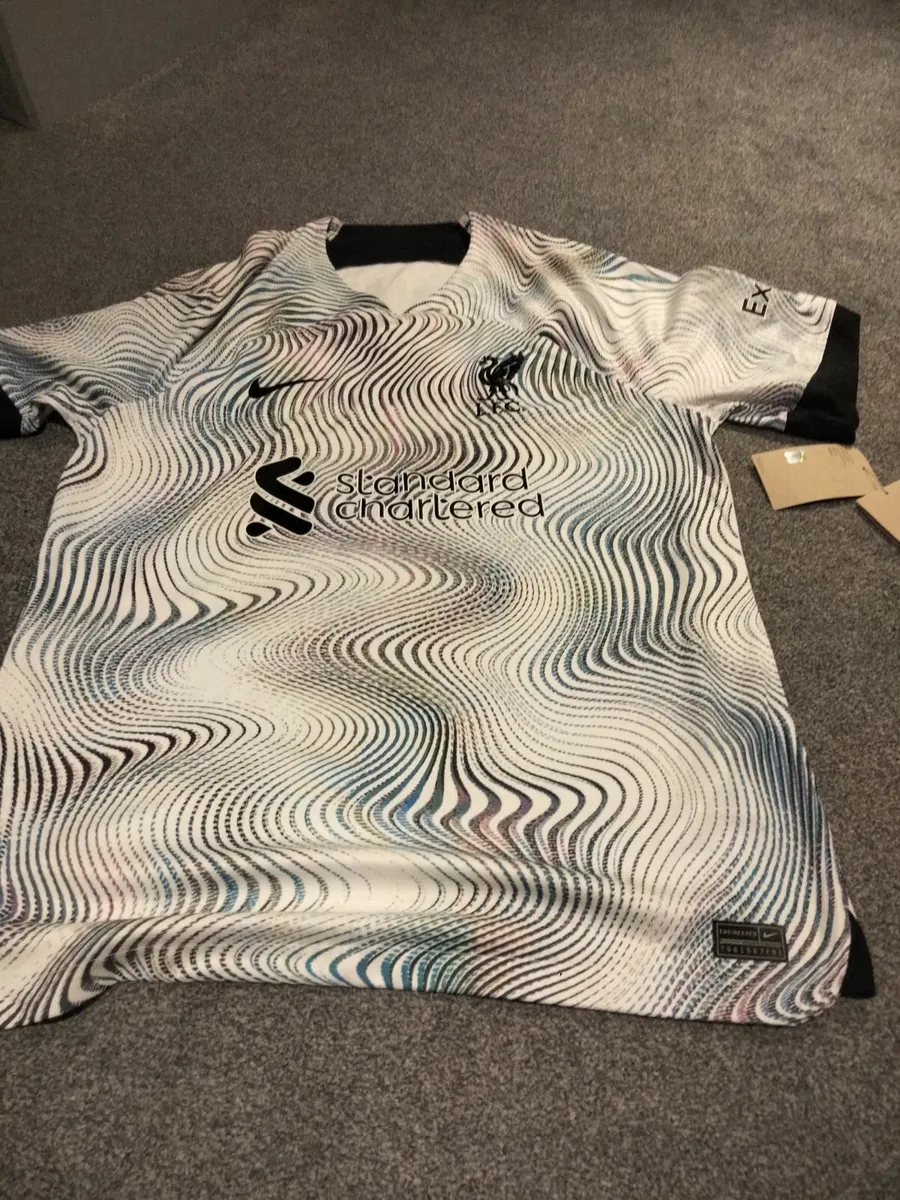 Liverpool jersey men large - Image 1