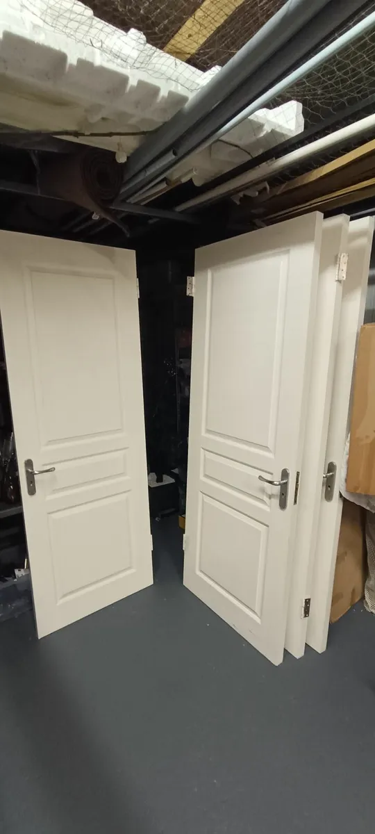 5 x White internal doors - Image 1