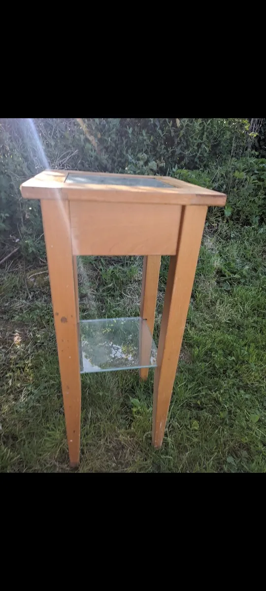 Wooden side table with glass shelf - Image 2