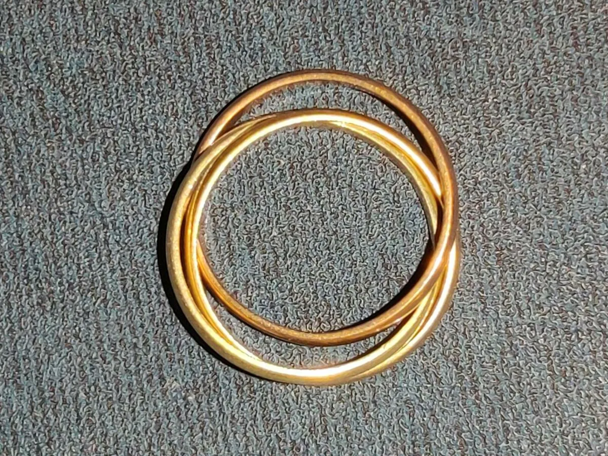 TRIPLE COLOUR WEDDING, 9CT Thick Gold Vintage Ring - Image 2