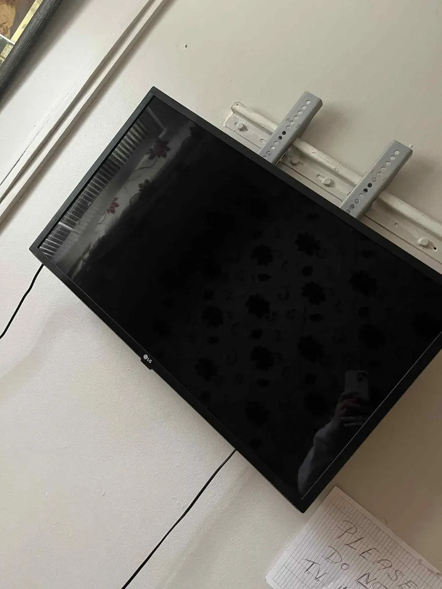 Coffee table/washing machine/32” TV - Image 4