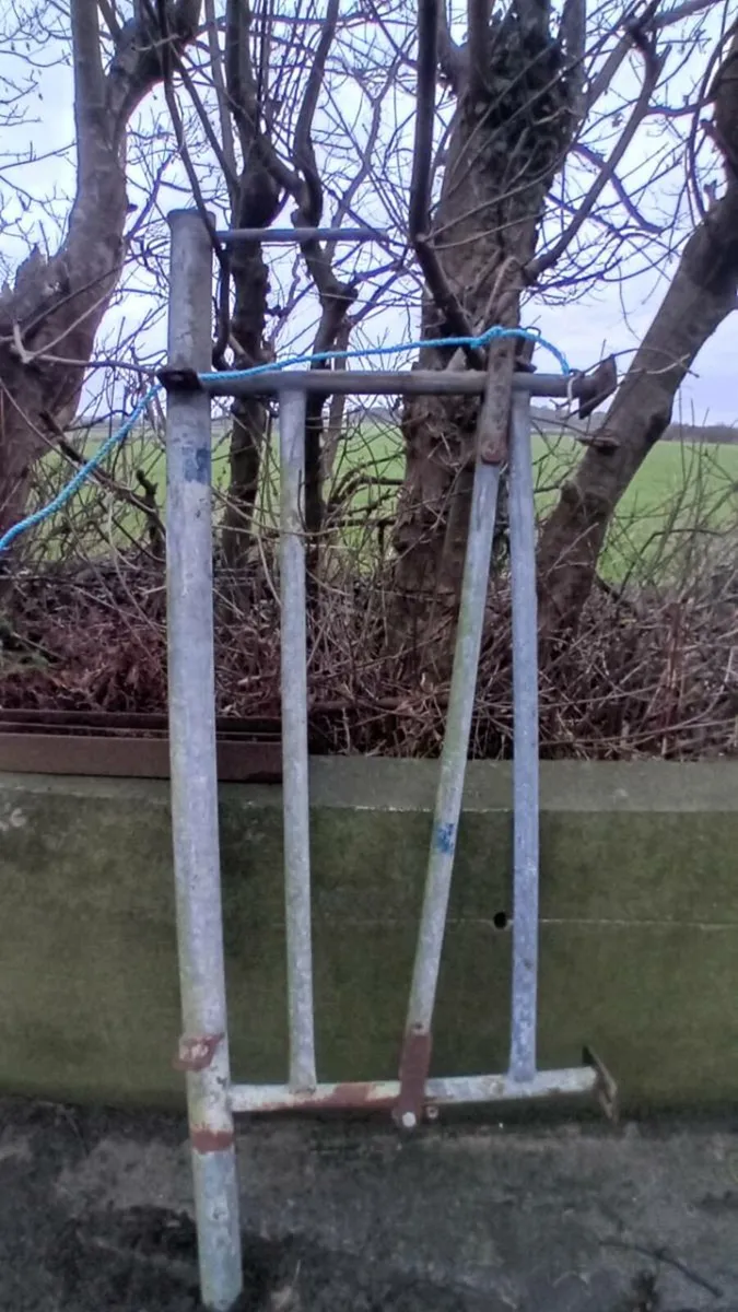 Round feeder. Rossmore grab 50hx brackets. Gate - Image 1