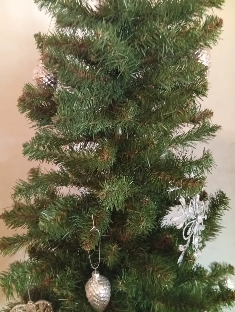 Deluxe 6ft Slim Nicolas Pine Christmas tree - Image 3