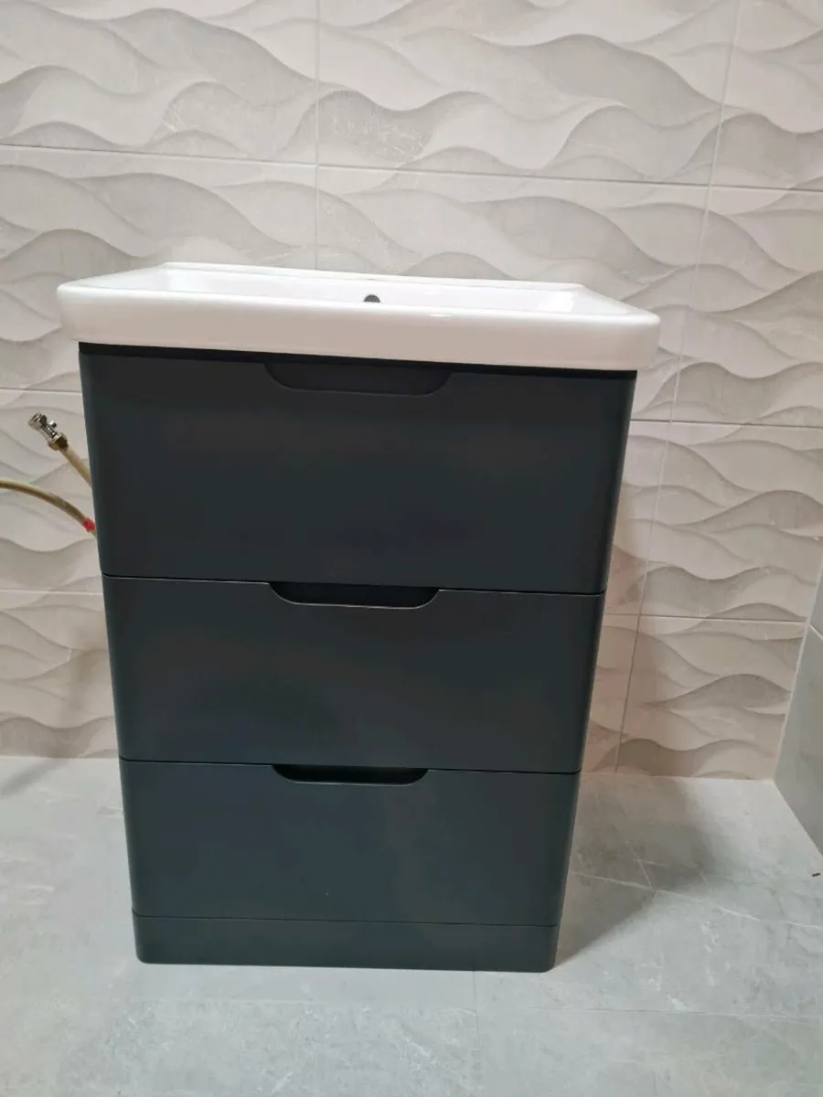 Bathroom sink - Image 3