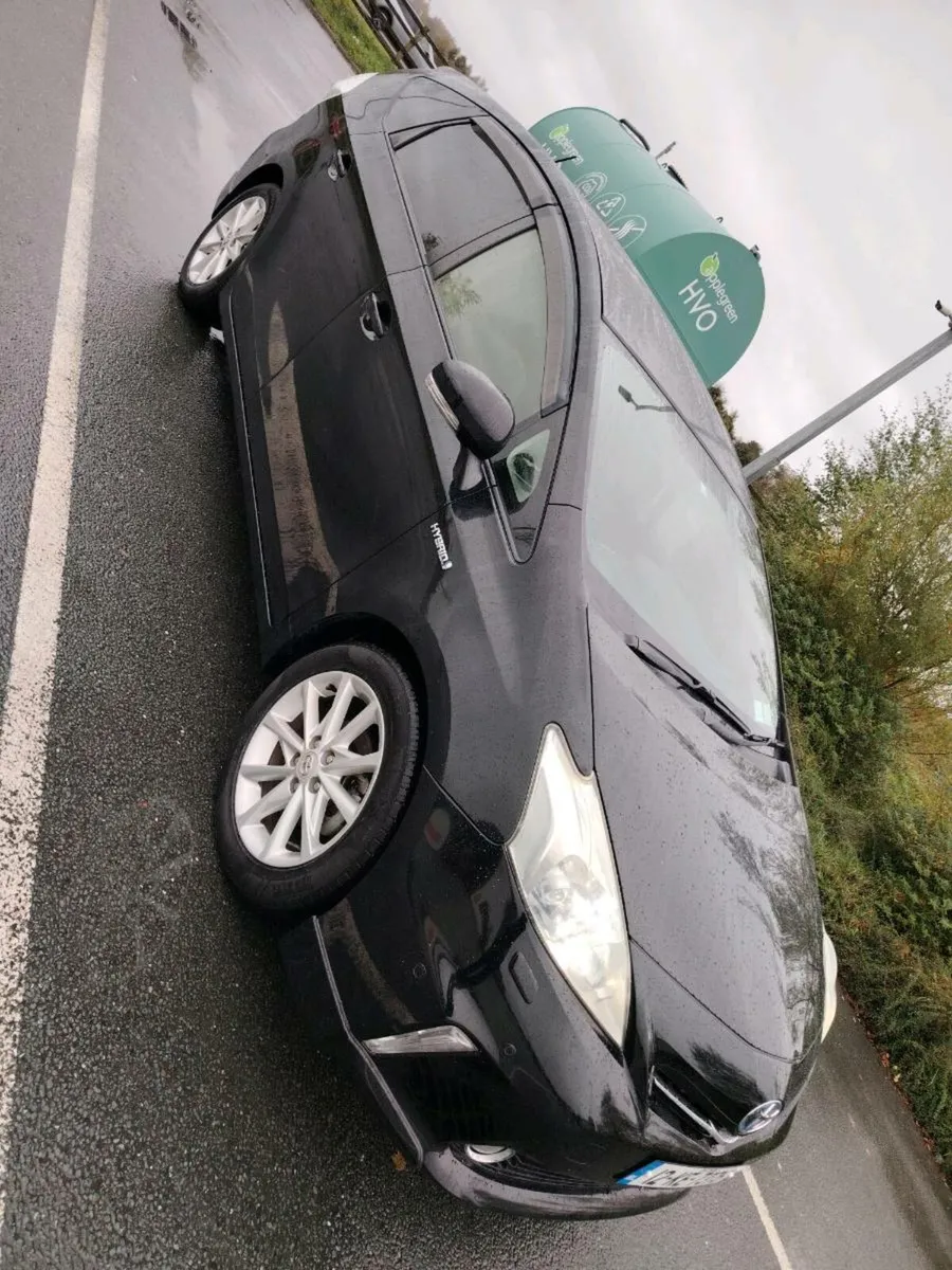 Toyota Prius Alpha Hybrid 2012 Automatic - Image 3