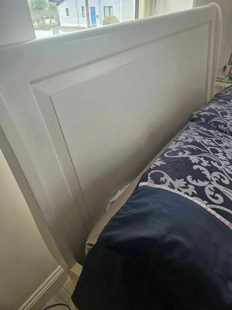 Double cream wood sleigh bed - Image 3