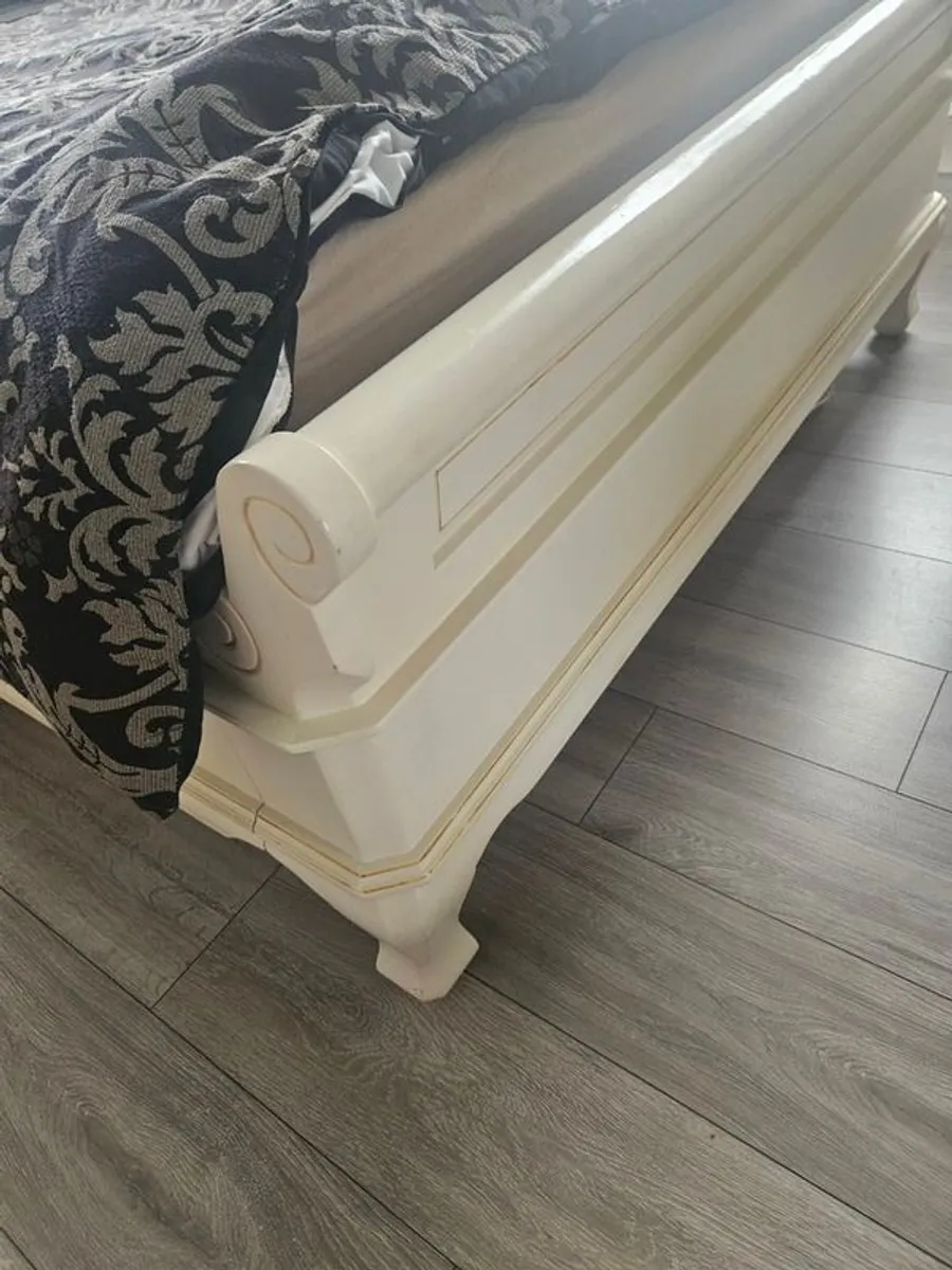 Double cream wood sleigh bed - Image 4