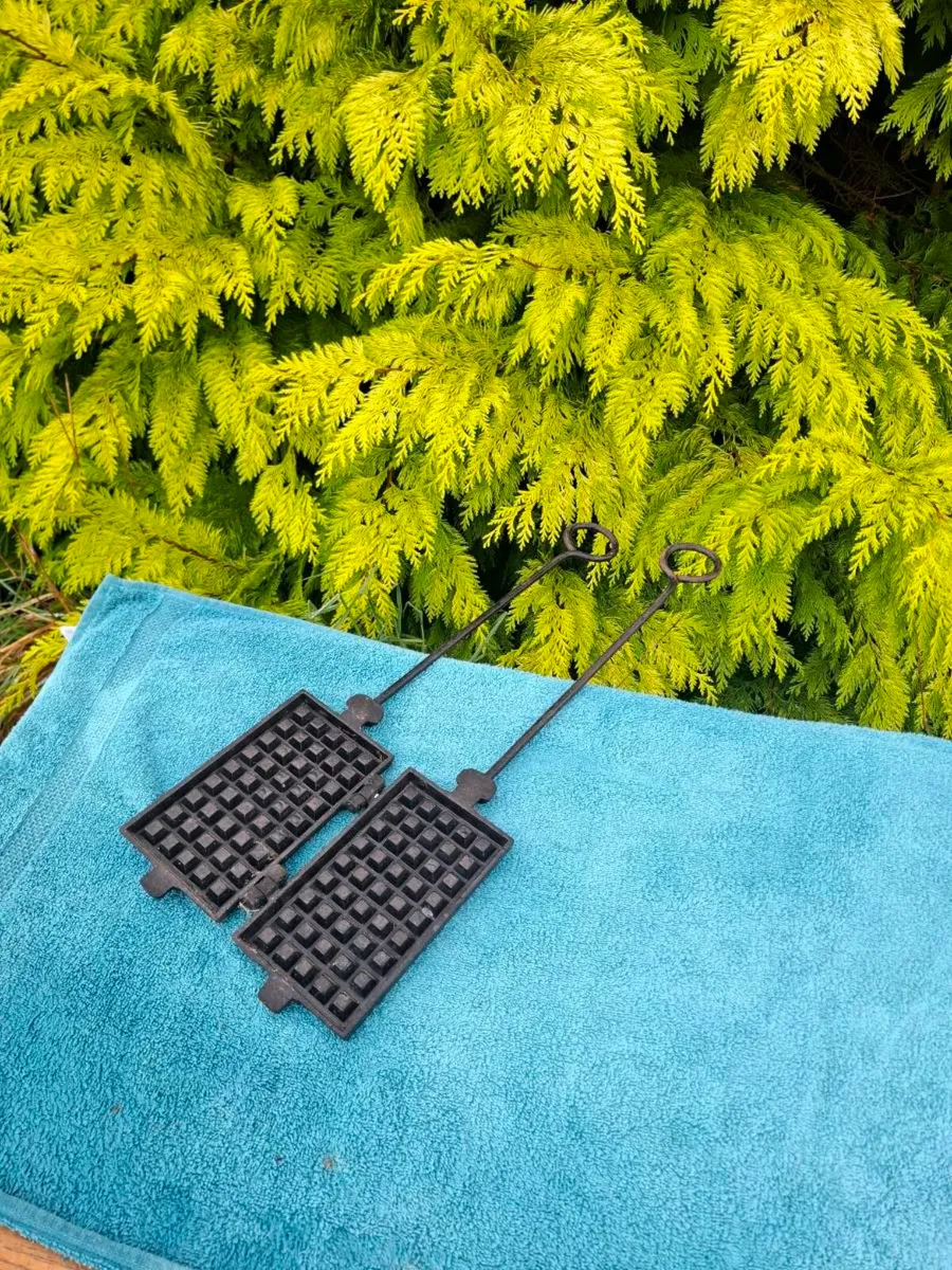 Cast iron waffles maker postage possible - Image 1