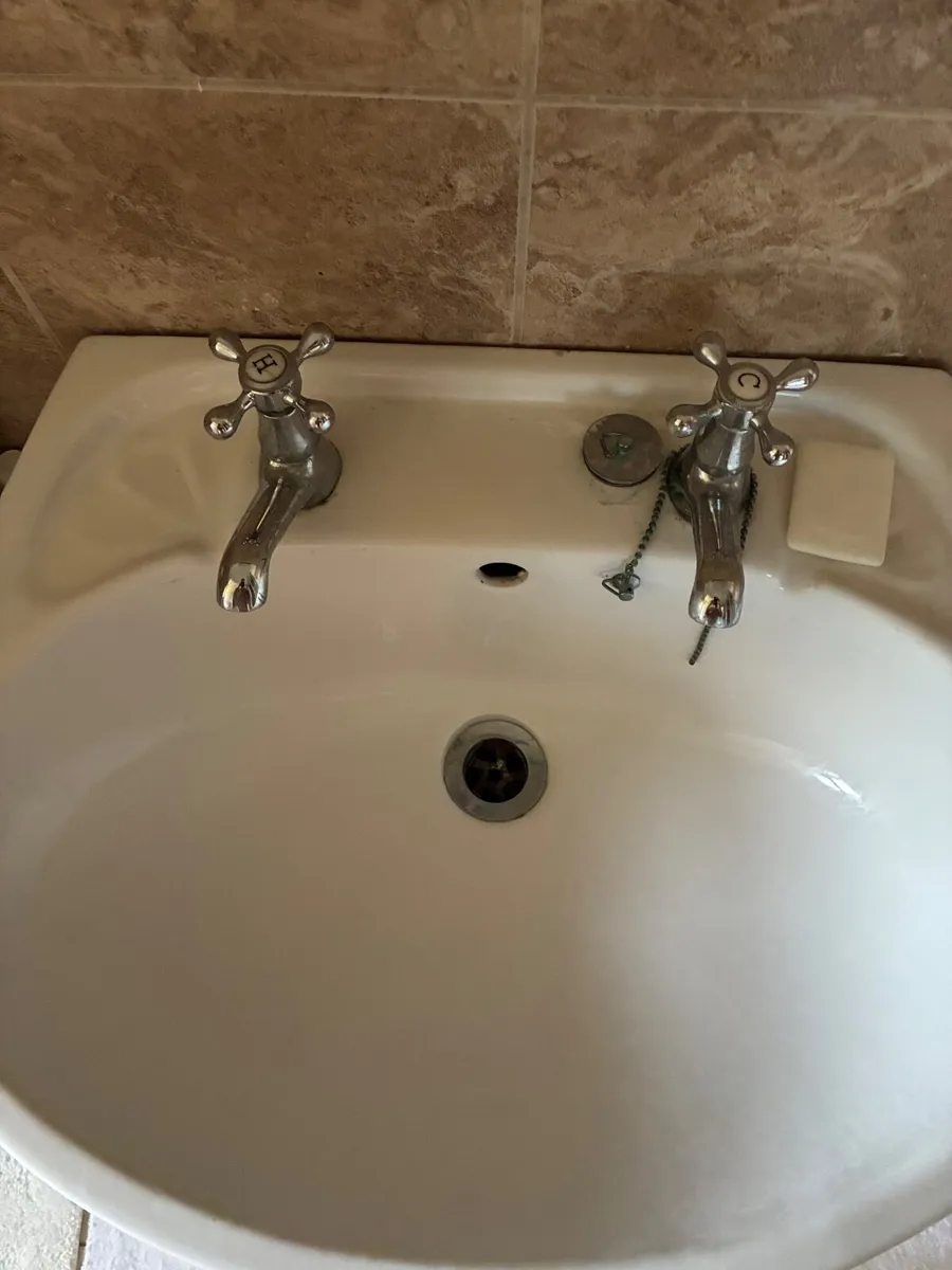 2 sink pedestals - Image 1