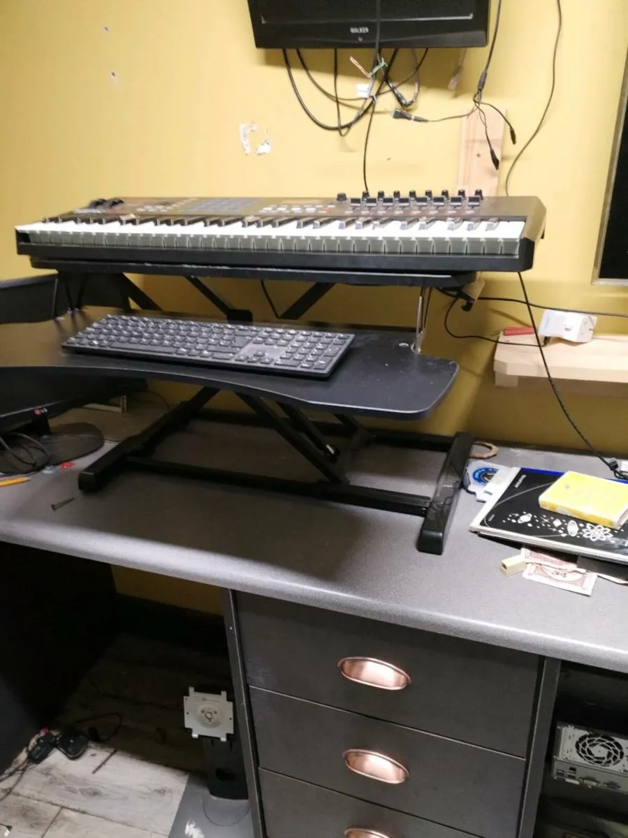 Desk top lift - Image 1