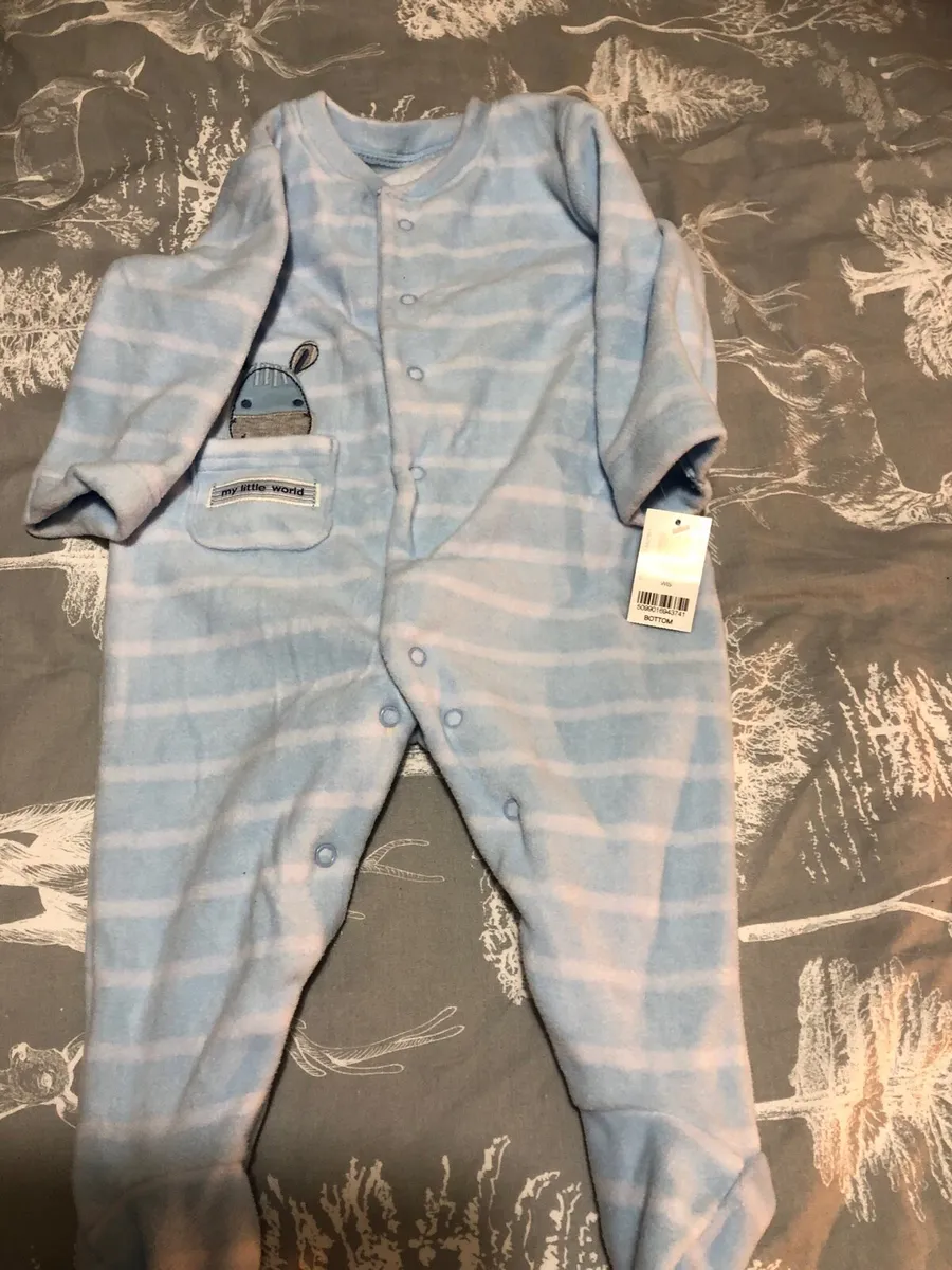 Boys BNWT sleeping suit 3/6 mths €4 - Image 4