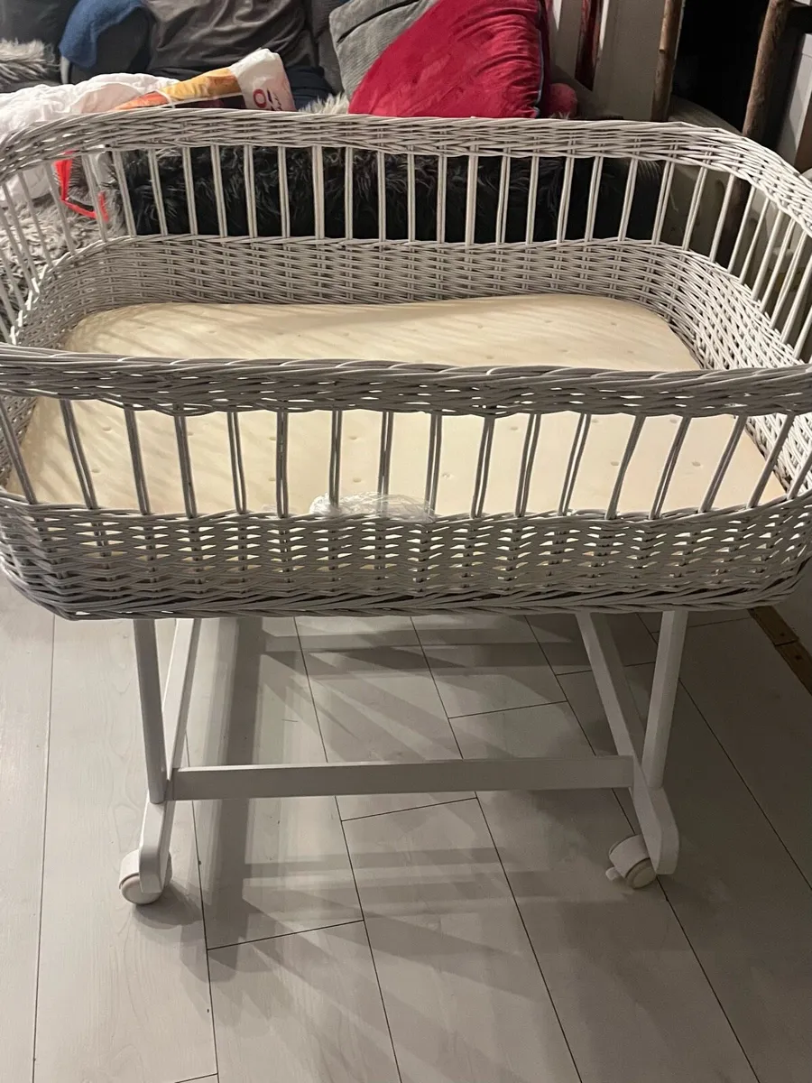 White wicker bassinet with stand - Image 2