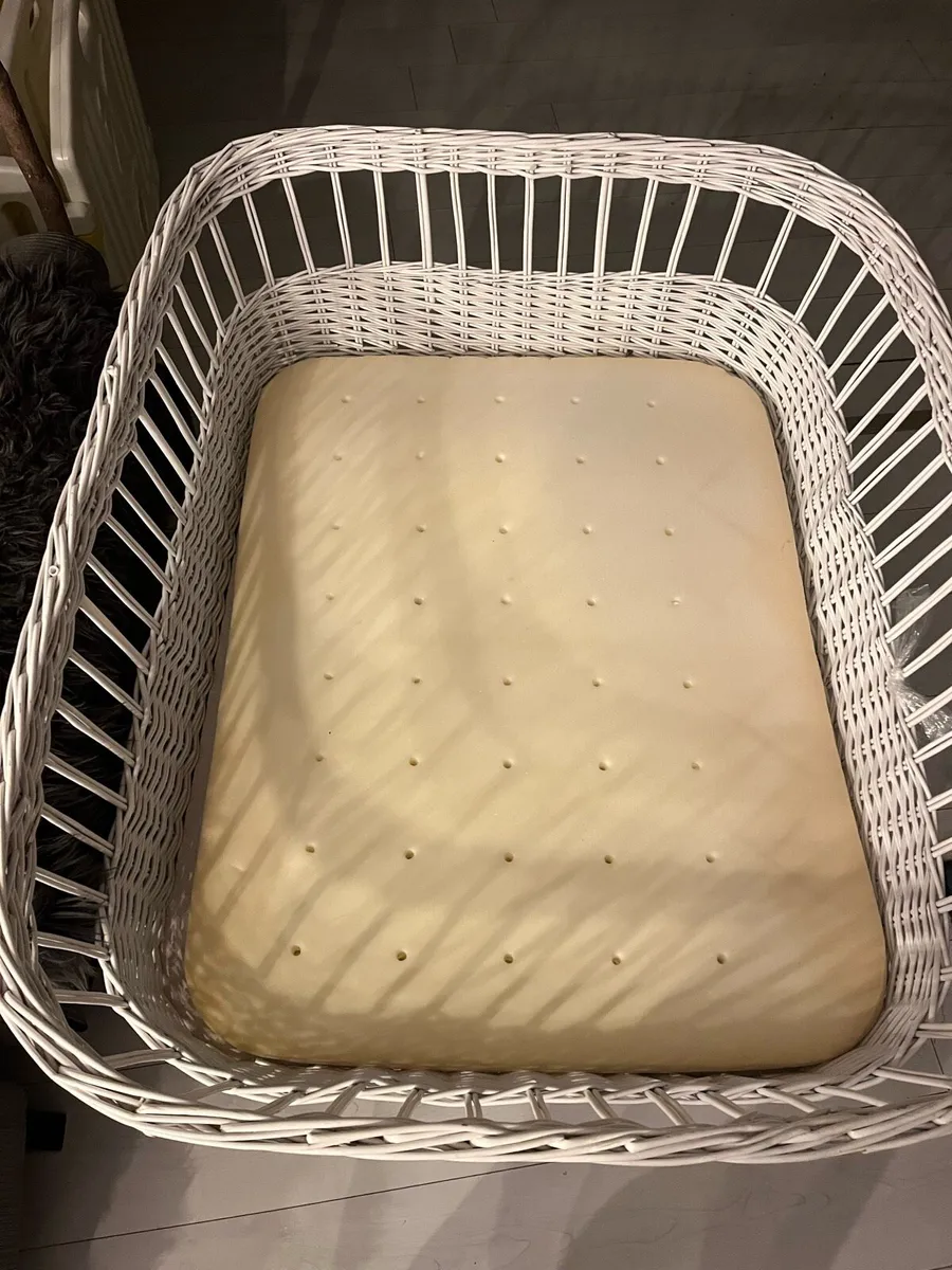 White wicker bassinet with stand - Image 3