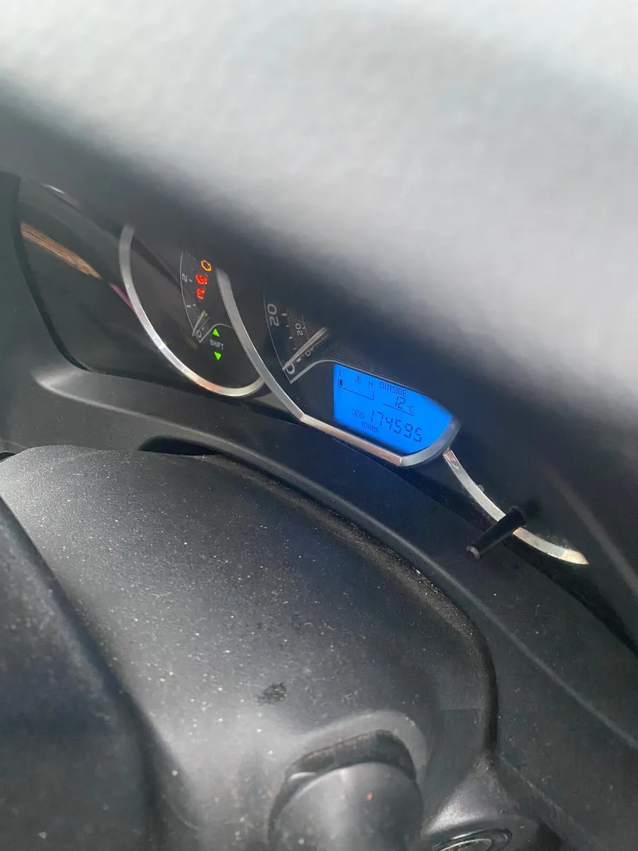 Toyota Auris 2015 - Image 2