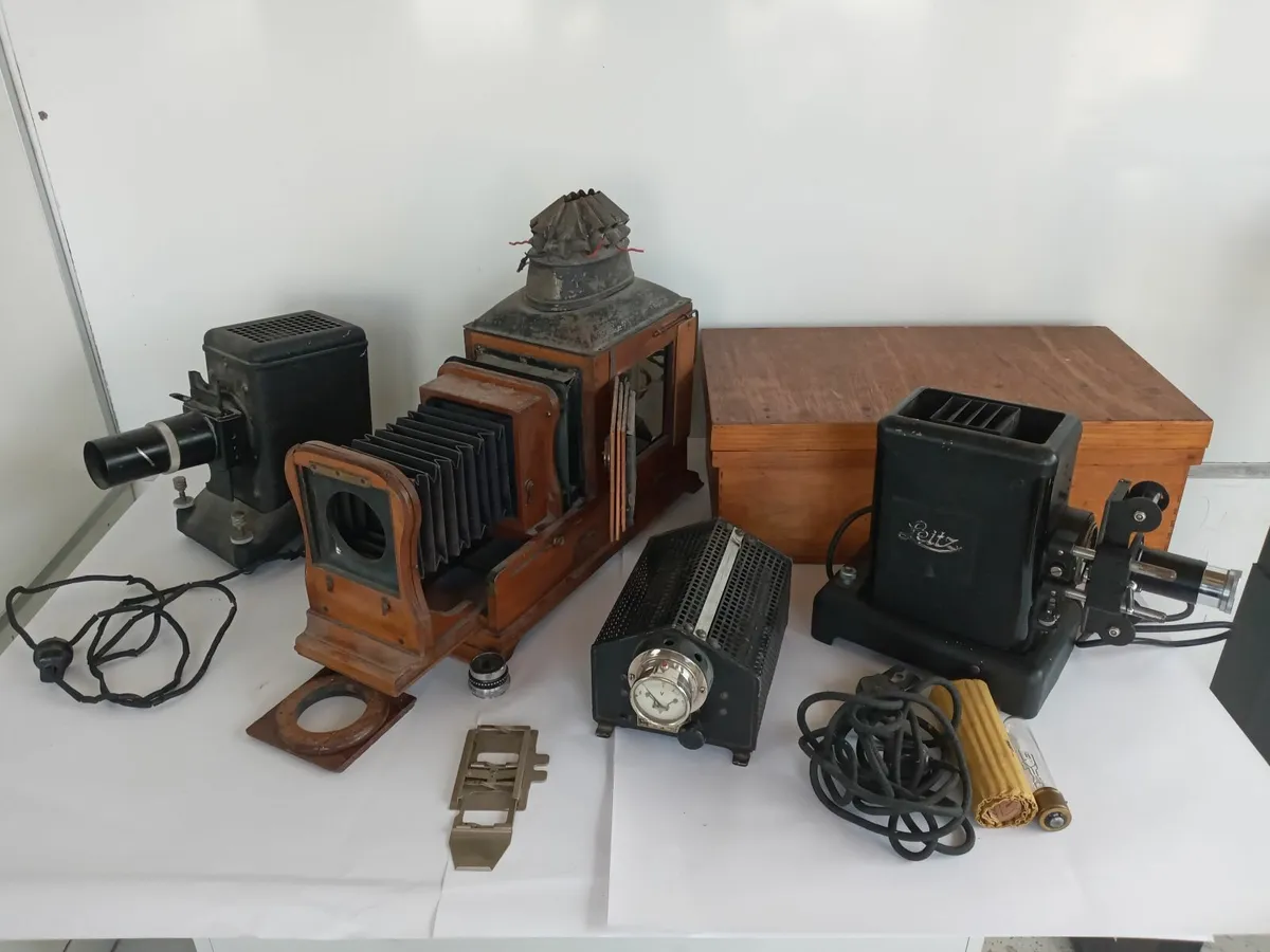 Joblot of 3 Old Projectors and 1 Transformer - Image 1