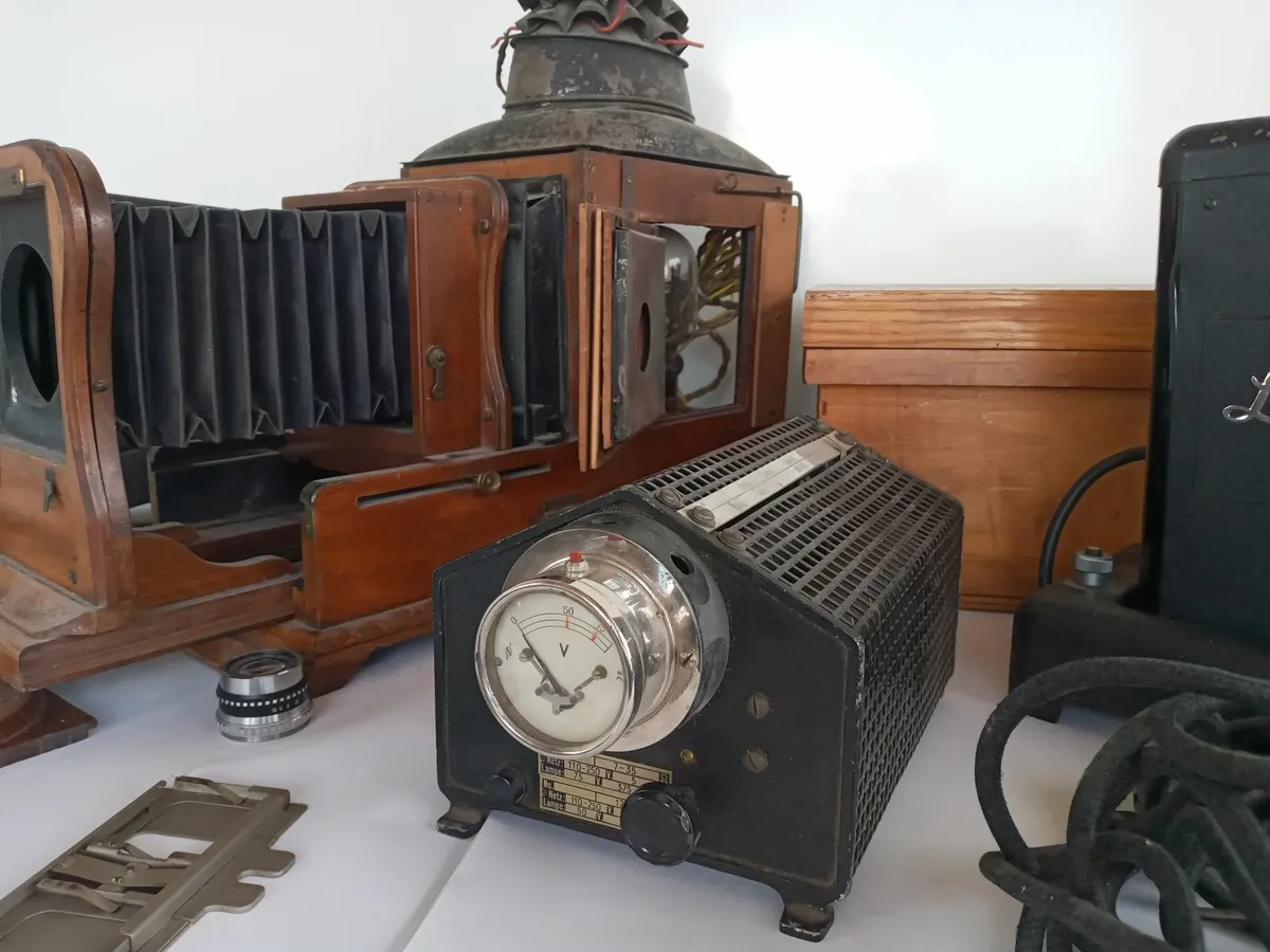 Joblot of 3 Old Projectors and 1 Transformer - Image 4