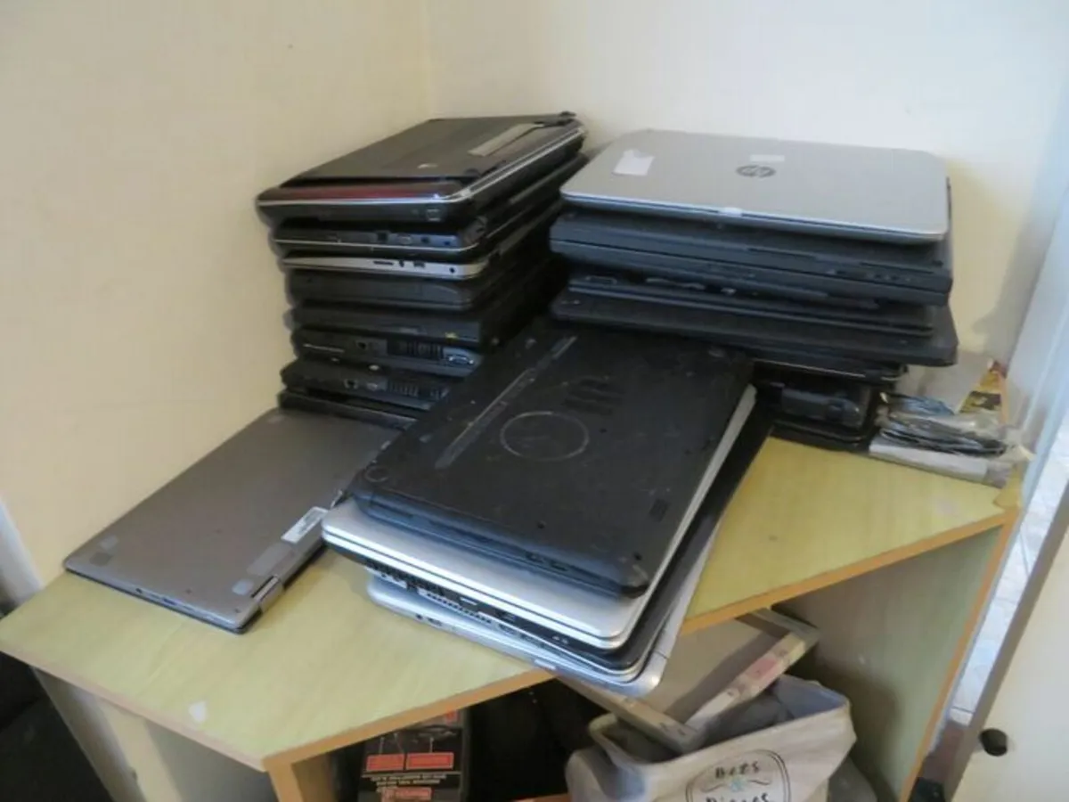 Job lot of laptops (for parts  / repair only) - Image 1