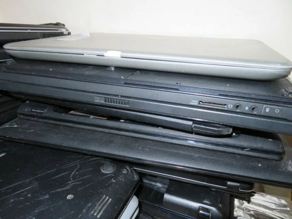 Job lot of laptops (for parts  / repair only) - Image 3