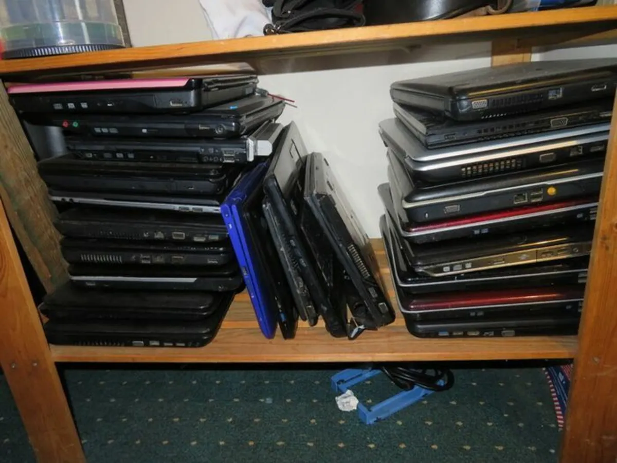 Job lot of laptops (for parts  / repair only) - Image 4