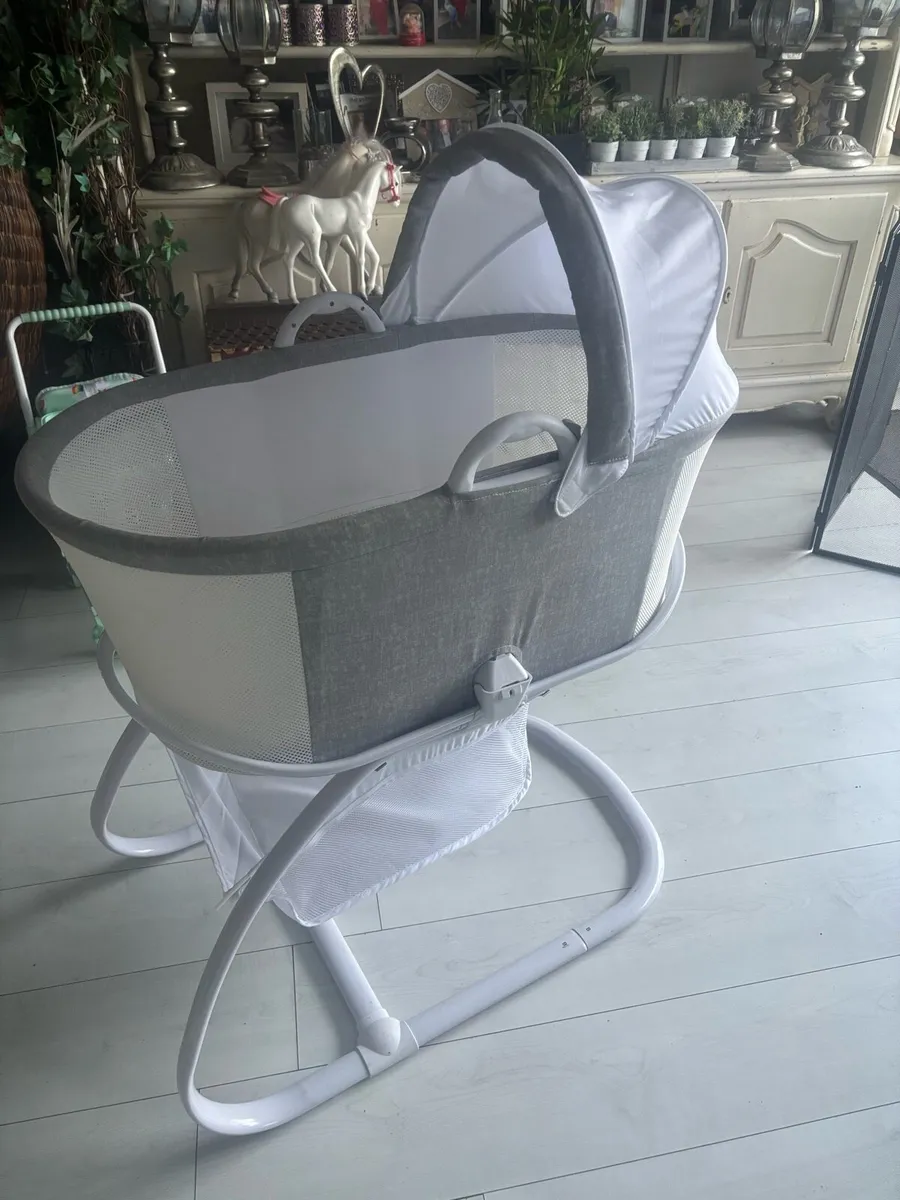 Pure flow breathable bassinet on stand - Image 1
