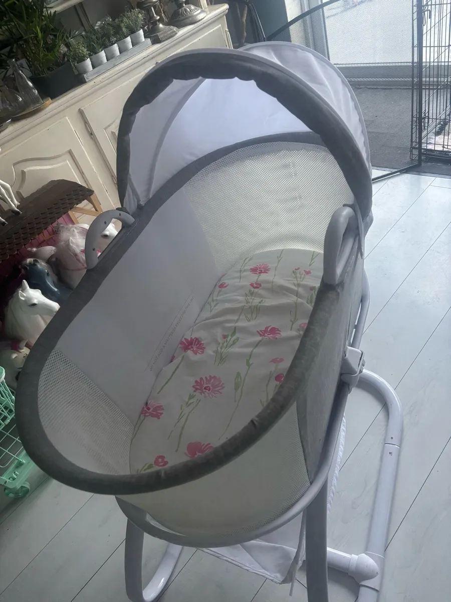 Pure flow breathable bassinet on stand - Image 2