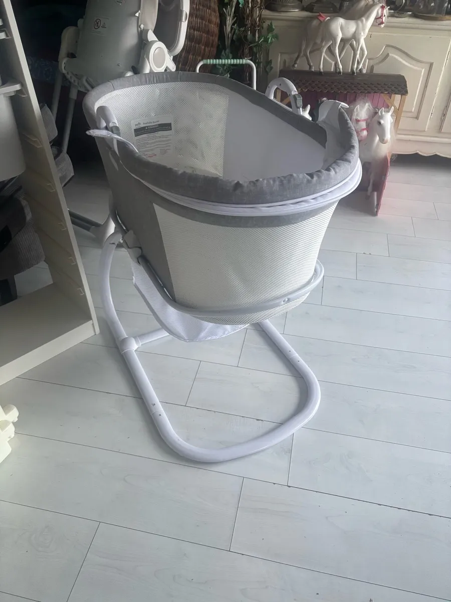 Pure flow breathable bassinet on stand - Image 3