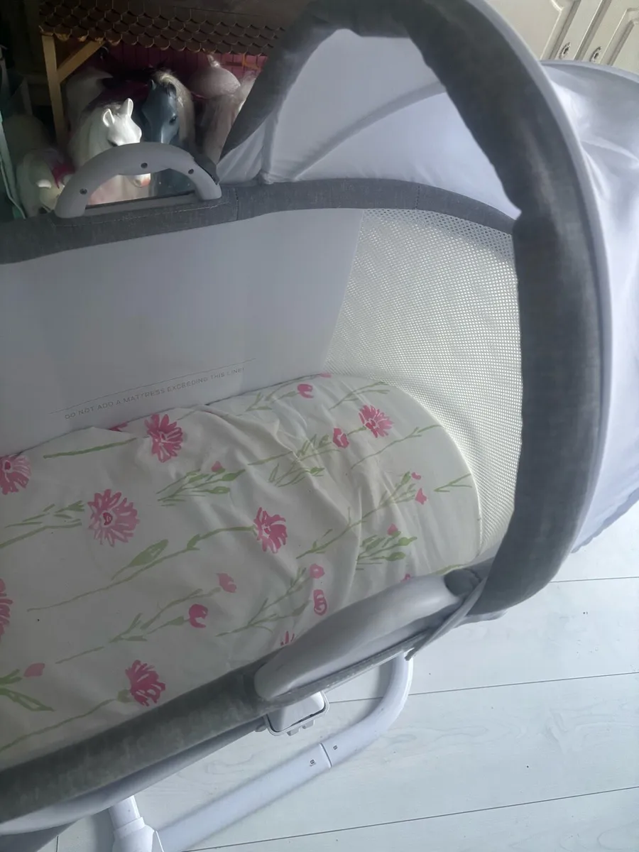 Pure flow breathable bassinet on stand - Image 4