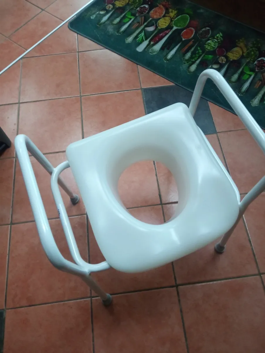 Raised toilet seat , for bathroom - Image 1