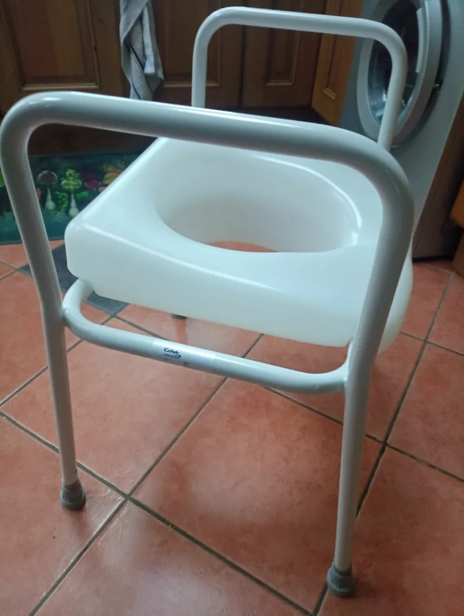 Raised toilet seat , for bathroom - Image 2