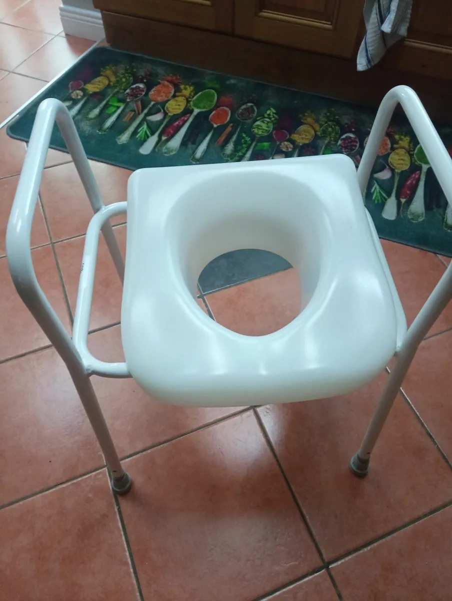 Raised toilet seat , for bathroom - Image 3