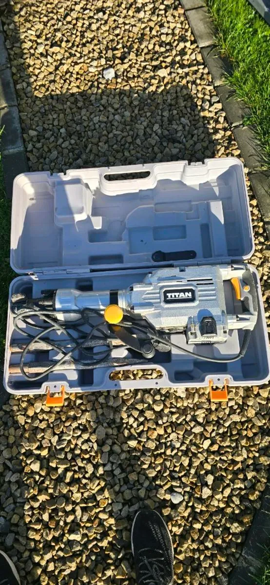 TITAN TTB811DRH 16.4KG HEX SHANK ELECTRIC CONCRETE - Image 1