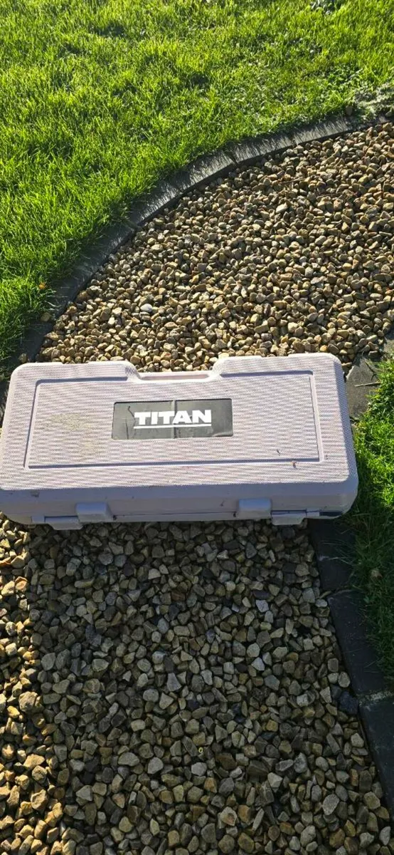 TITAN TTB811DRH 16.4KG HEX SHANK ELECTRIC CONCRETE - Image 2