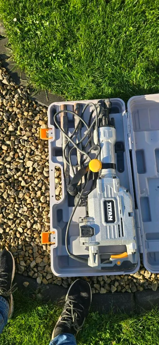 TITAN TTB811DRH 16.4KG HEX SHANK ELECTRIC CONCRETE - Image 3