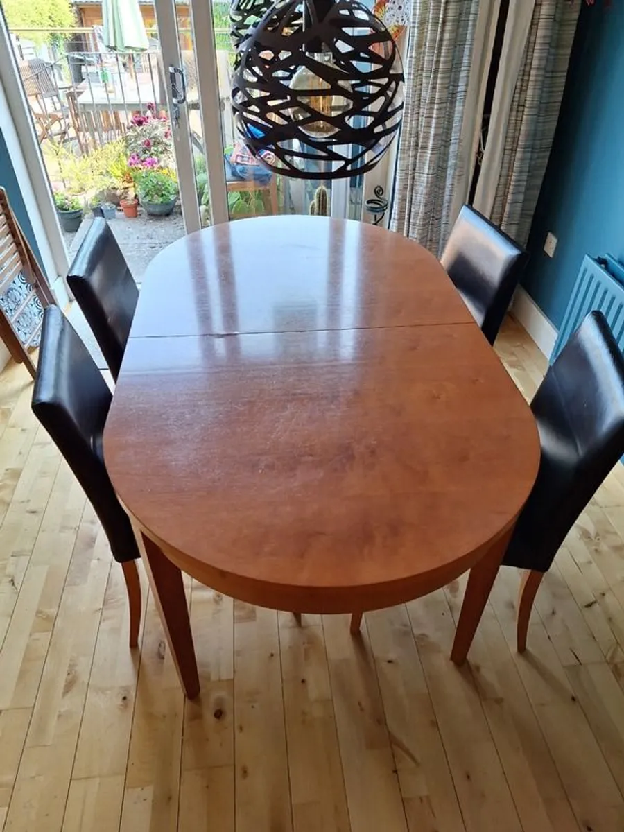 Extendable dining table and 4 chairs - Image 1