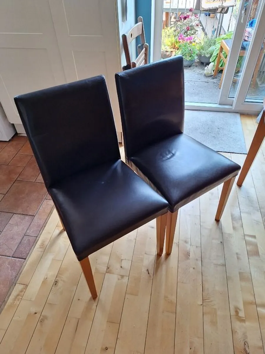 Extendable dining table and 4 chairs - Image 2